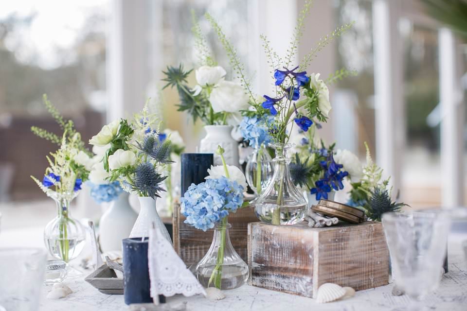 Maritime Tischdeko Hochzeit Blumen blau weiss vintage