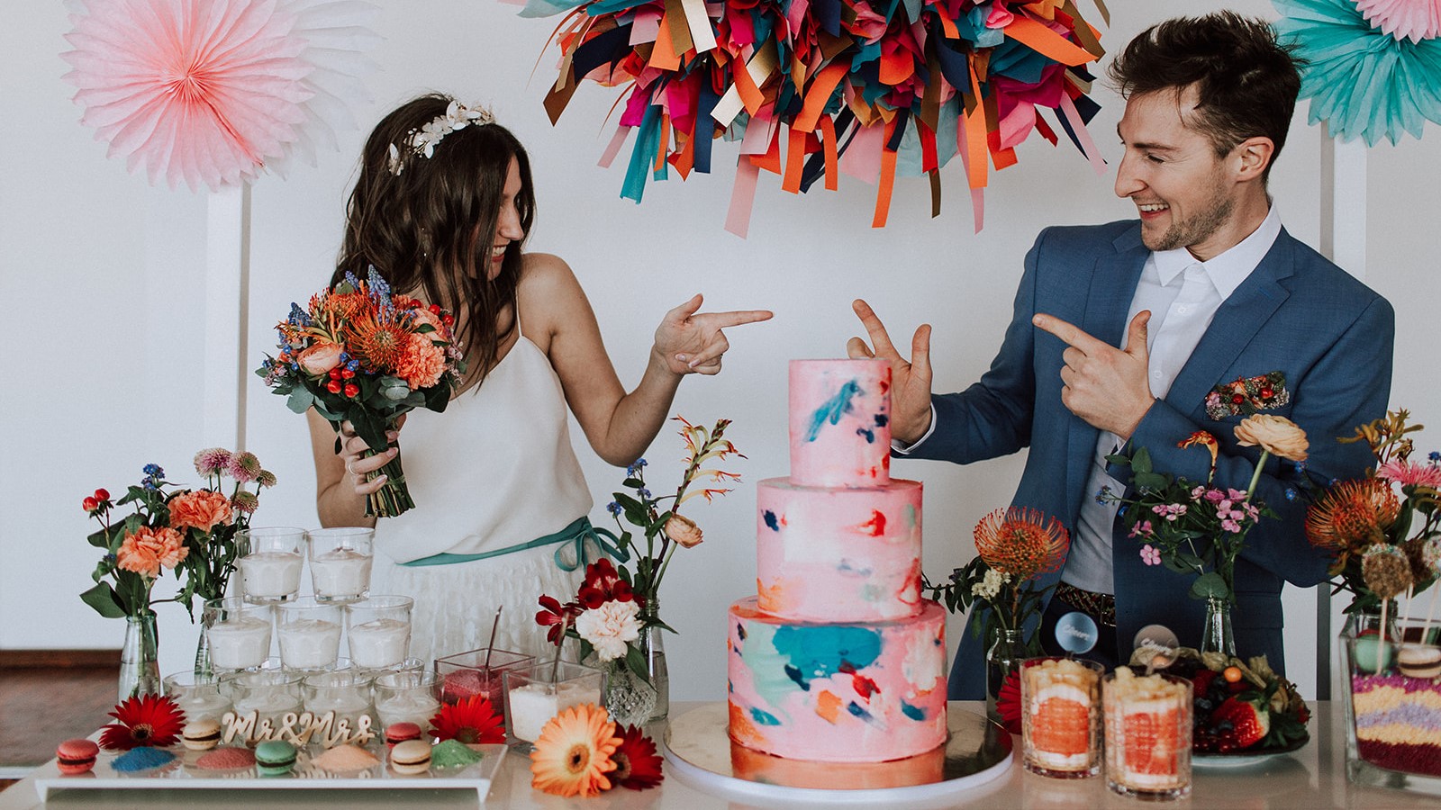 Strandhochzeit Seepavillon Brautpaar mit Hochzeitstorte