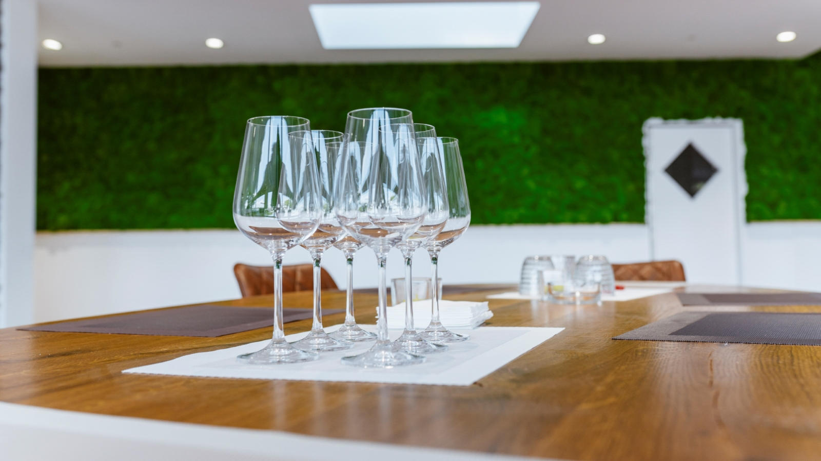 Gläser auf Tisch im Green Room im Seepavillon