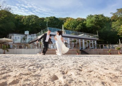 Hochzeitspaar am Strand im Seepavillon am Fühlinger See