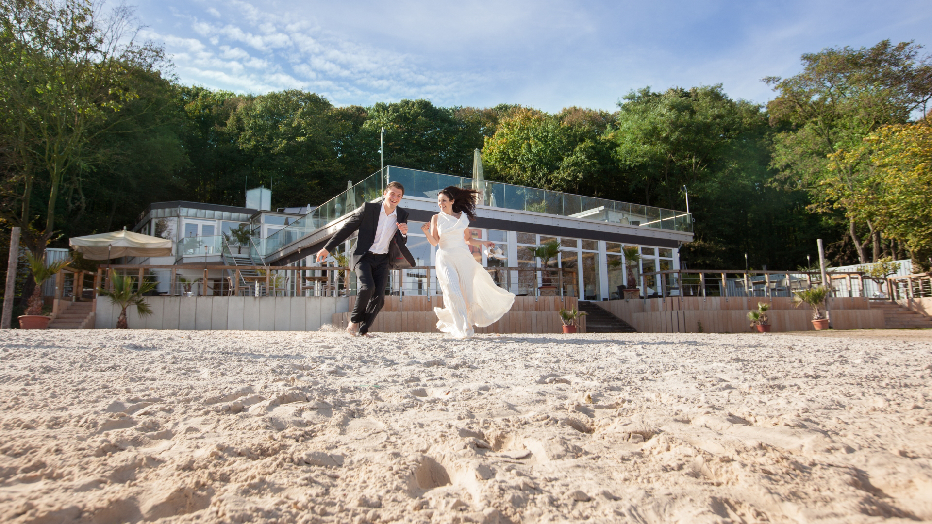 Hochzeitspaar am Strand im Seepavillon am Fühlinger See
