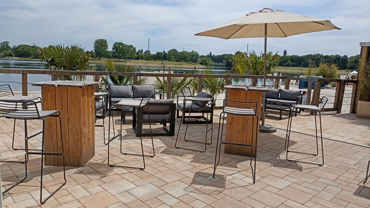 Bestuhlung untere Terrasse im Seepavillon am Fühlinger See