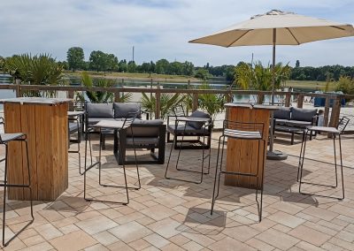 Bestuhlung untere Terrasse im Seepavillon am Fühlinger See