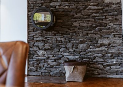 Steinwand im Green Room im Seepavillon