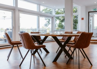 Tische und Stühle im Green Room im Seepavillon