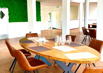 Tische und Stühle im Green Room im Seepavillon