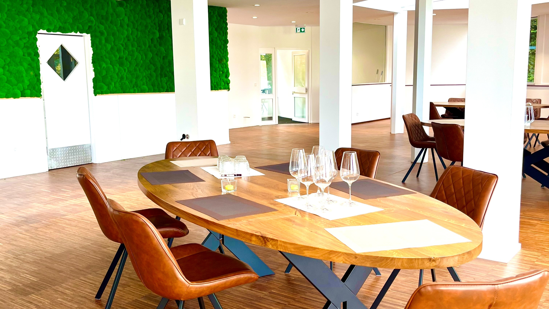 Tische und Stühle im Green Room im Seepavillon