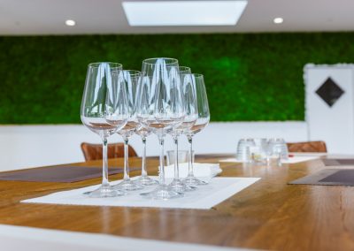 Gläser auf Tisch im Green Room im Seepavillon