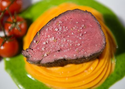 Roastbeef auf farbigen Saucenspiegel