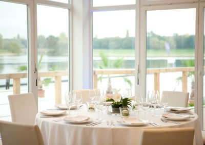 gedeckter Tisch mit Seeblick im Seepavillon