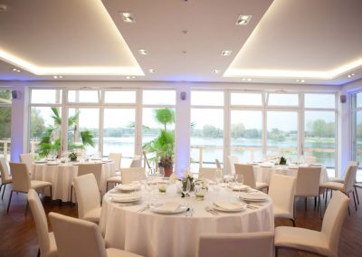 gedeckter Tisch mit Seeblick im Seepavillon
