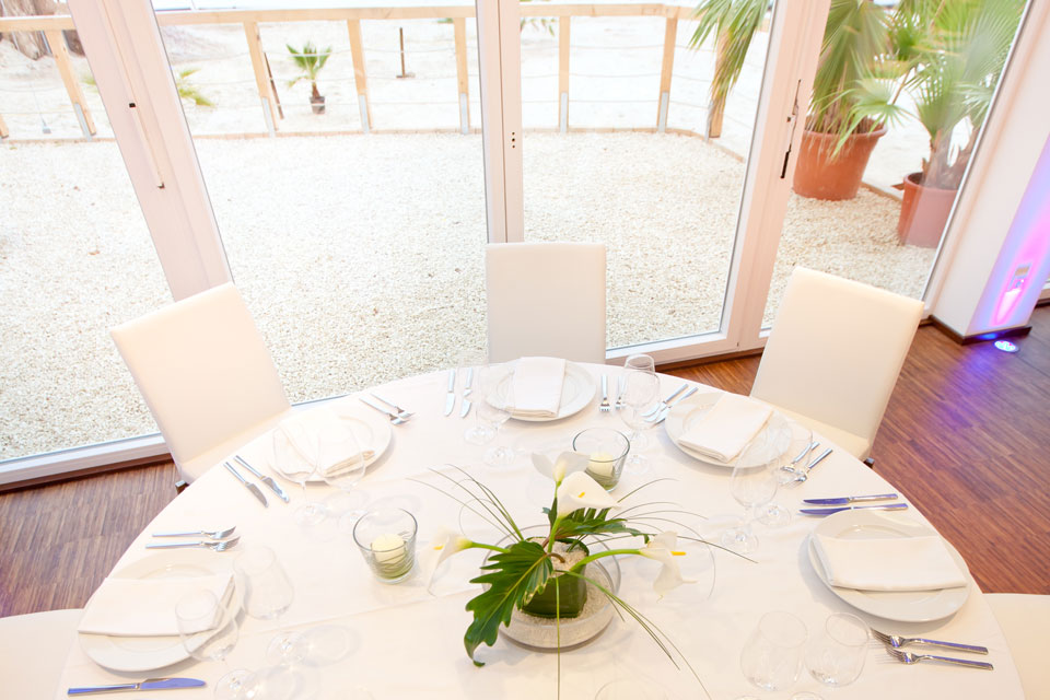gedeckter Tisch mit Terrassenblick im Seepavillon