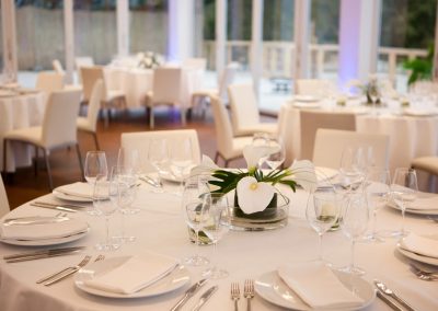 gedeckter Tisch mit Blumendekoration im Seepavillon