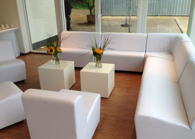 weisse Sitzlounge im Seepavillon