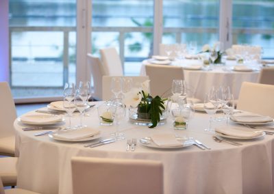 gedeckter Tisch mit Blumendekoration im Seepavillon