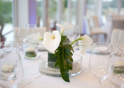 gedeckter Tisch mit Blumendekoration im Seepavillon