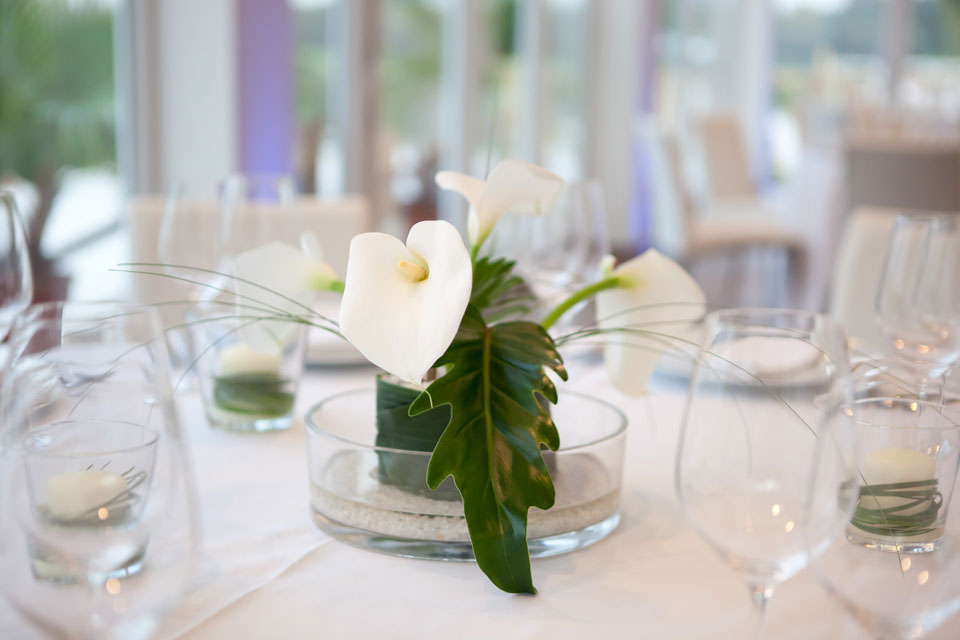 gedeckter Tisch mit Blumendekoration im Seepavillon