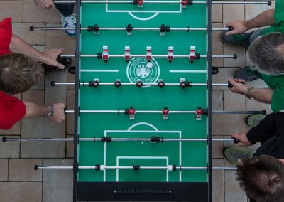 Personen am Kickertisch