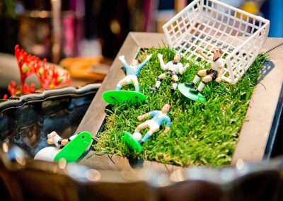 Tip Kick Figuren und Tor auf Gras