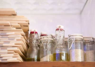 Salz und Öl in Behältern mit Kippbügel