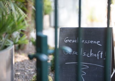 Eingangsschild Geschlossene Gesellschaft im Seepavillon