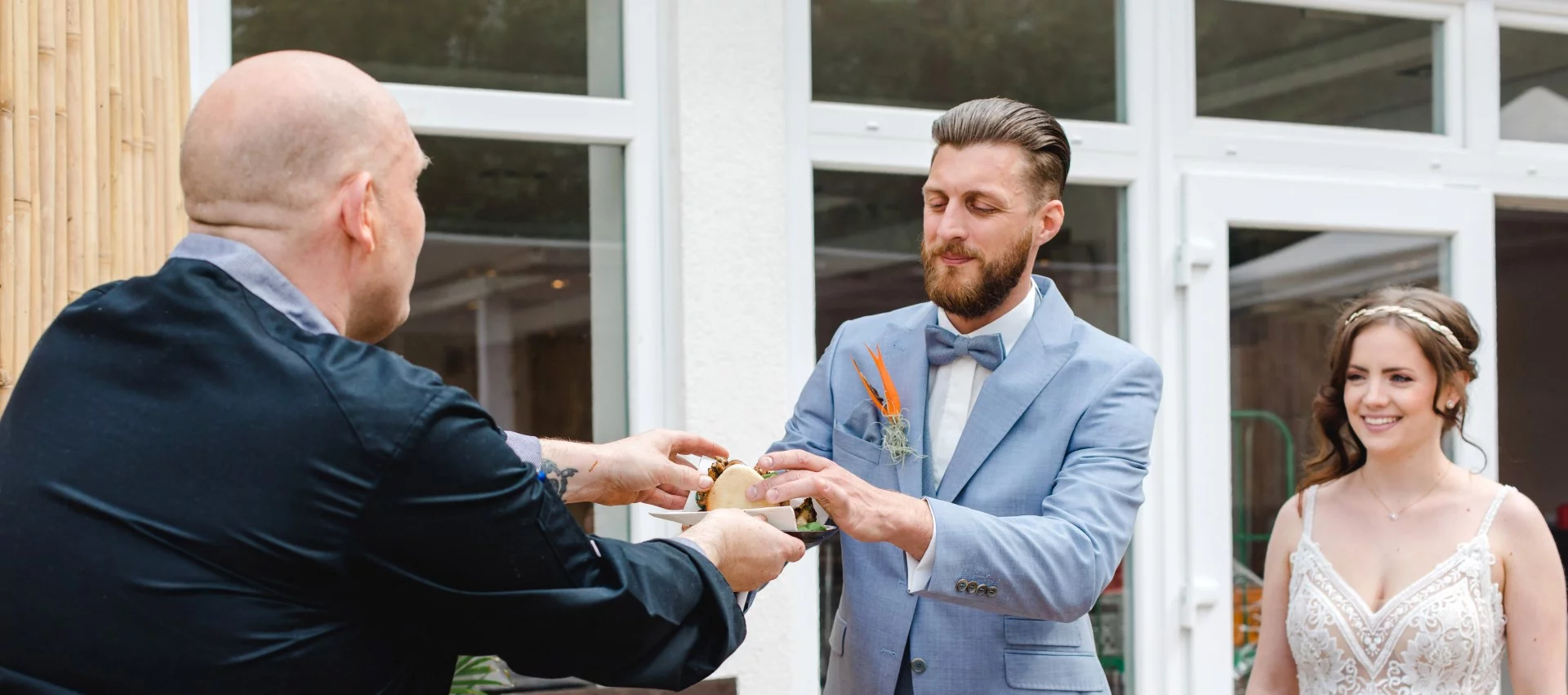 Kaiserschote Koch reicht Brautpaar Essen im Seepavillon
